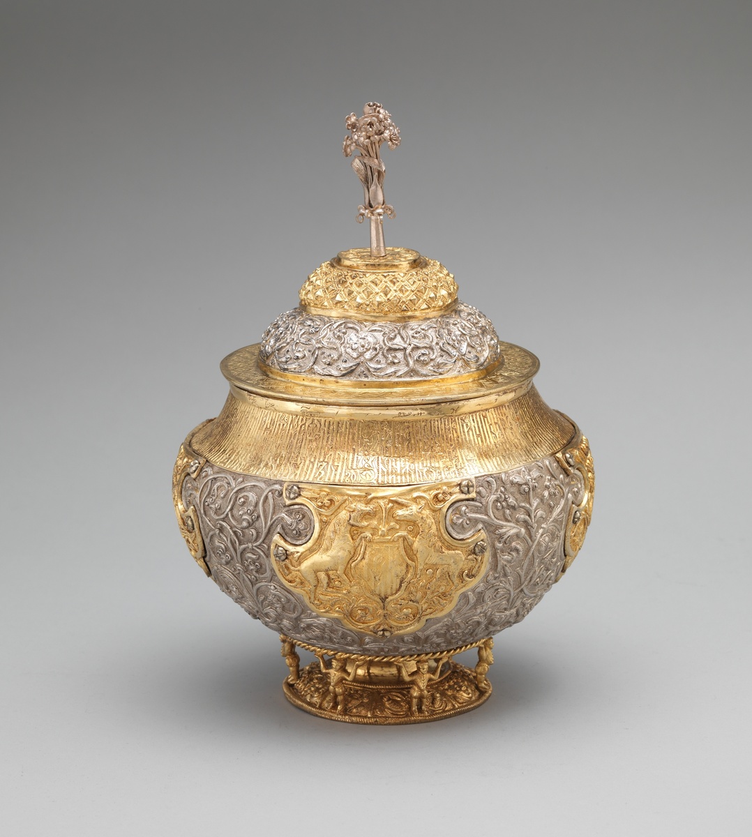 Илл. 2. Братина с крышкой, Россия, Москва, Мастерские Московского Кремля, 1601-1625 гг. Серебро, резьба, чеканка, золочение. Принадлежала думному дьяку Петру Третьякову.