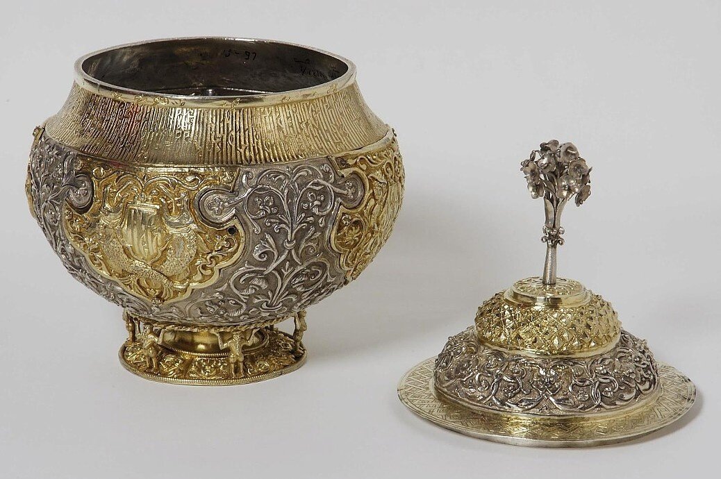 Илл. 2. Братина с крышкой, Россия, Москва, Мастерские Московского Кремля, 1601-1625 гг. Серебро, резьба, чеканка, золочение. Принадлежала думному дьяку Петру Третьякову.