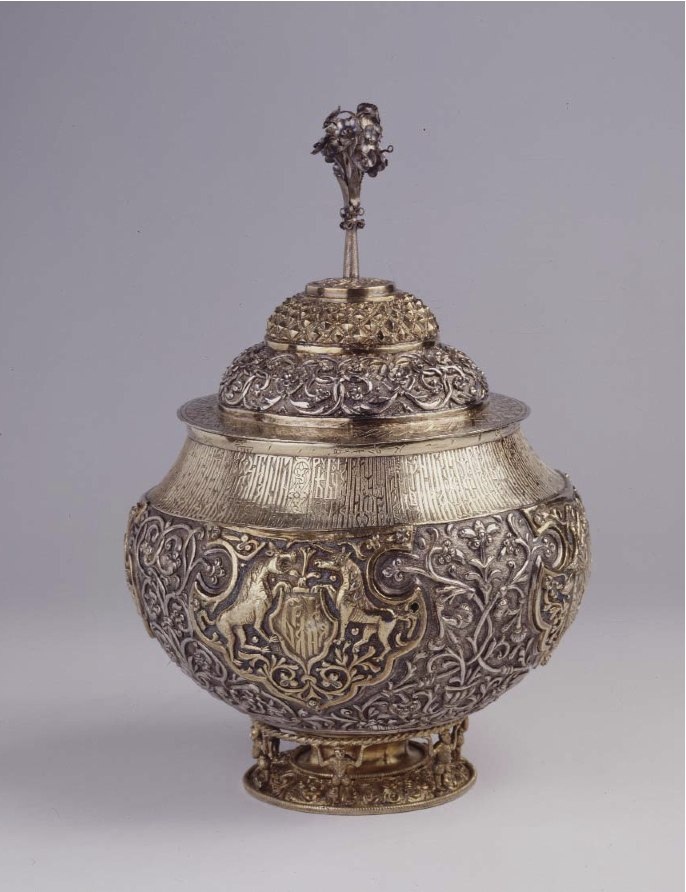 Илл. 2. Братина с крышкой, Россия, Москва, Мастерские Московского Кремля, 1601-1625 гг. Серебро, резьба, чеканка, золочение. Принадлежала думному дьяку Петру Третьякову.