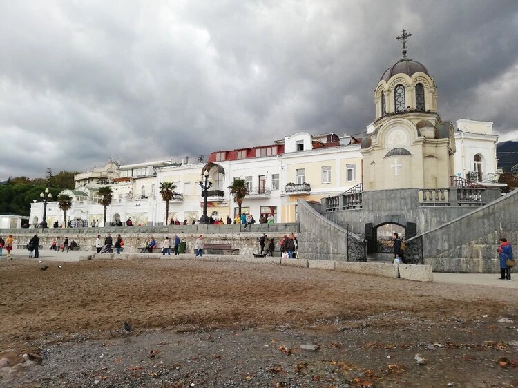 Бабульки якобы продали в Ялте две свои квартиры, чтобы вложить деньги в бизнес. Фото: Анастасия КУРДЮКОВА