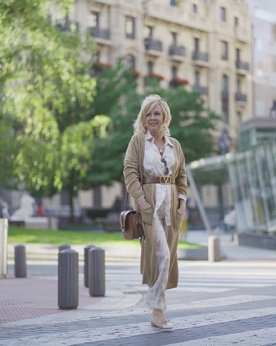 Если уж очень хочется длинный кардиган - оставьте его распахнутым и подчеркните талию ремнем. Источник: Соцсети