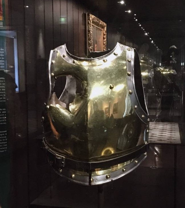 Кираса французского кирасира эпохи войн Наполеона, пробитая пушечным ядром из Парижского Музея армии (topwar.ru)