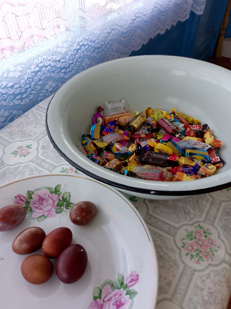 Вот столько осталось яиц и конфет.