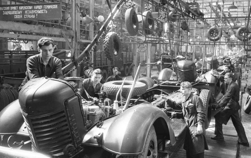 Производство грузовиков ЗиС-150 на Заводе им. Сталина 