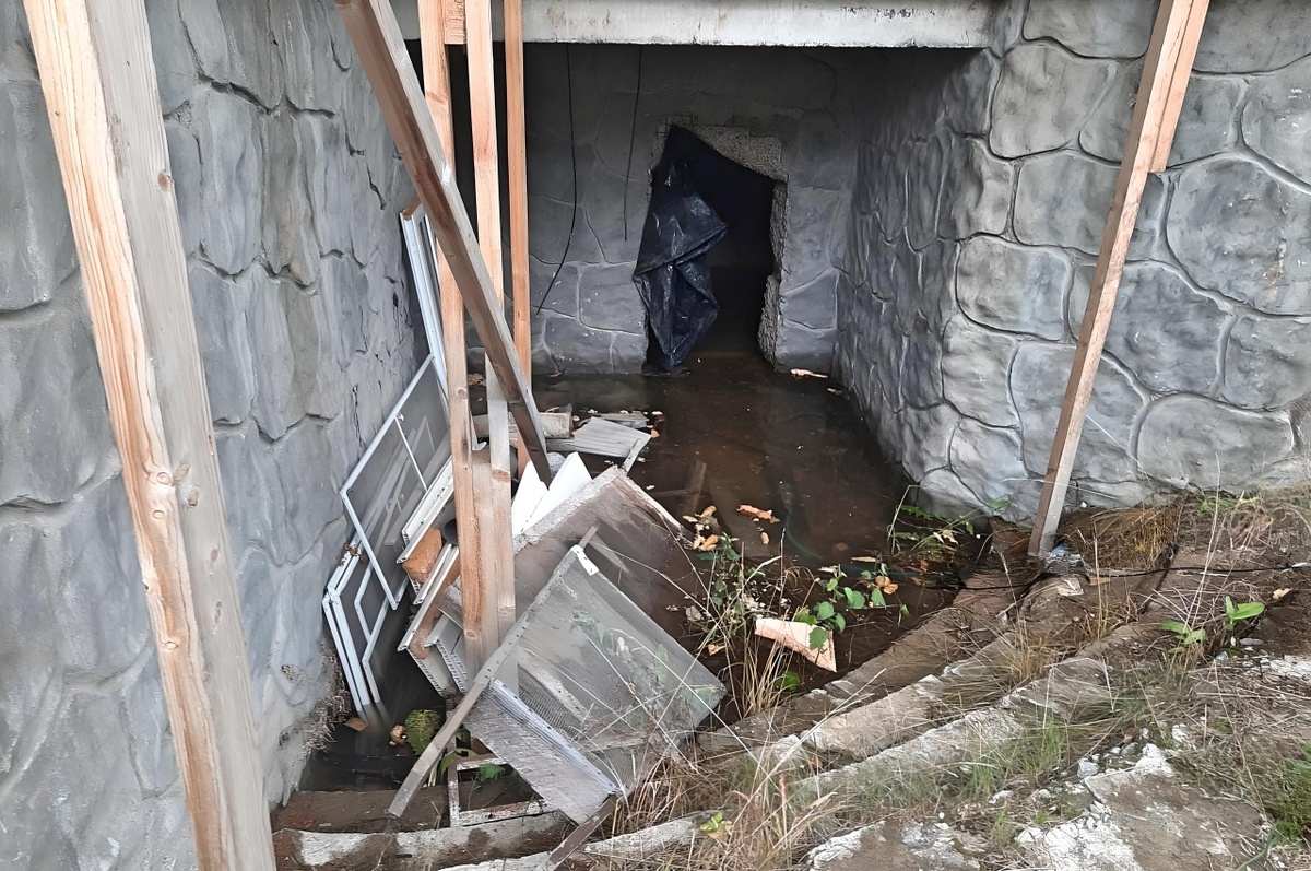 Подвал полный воды.