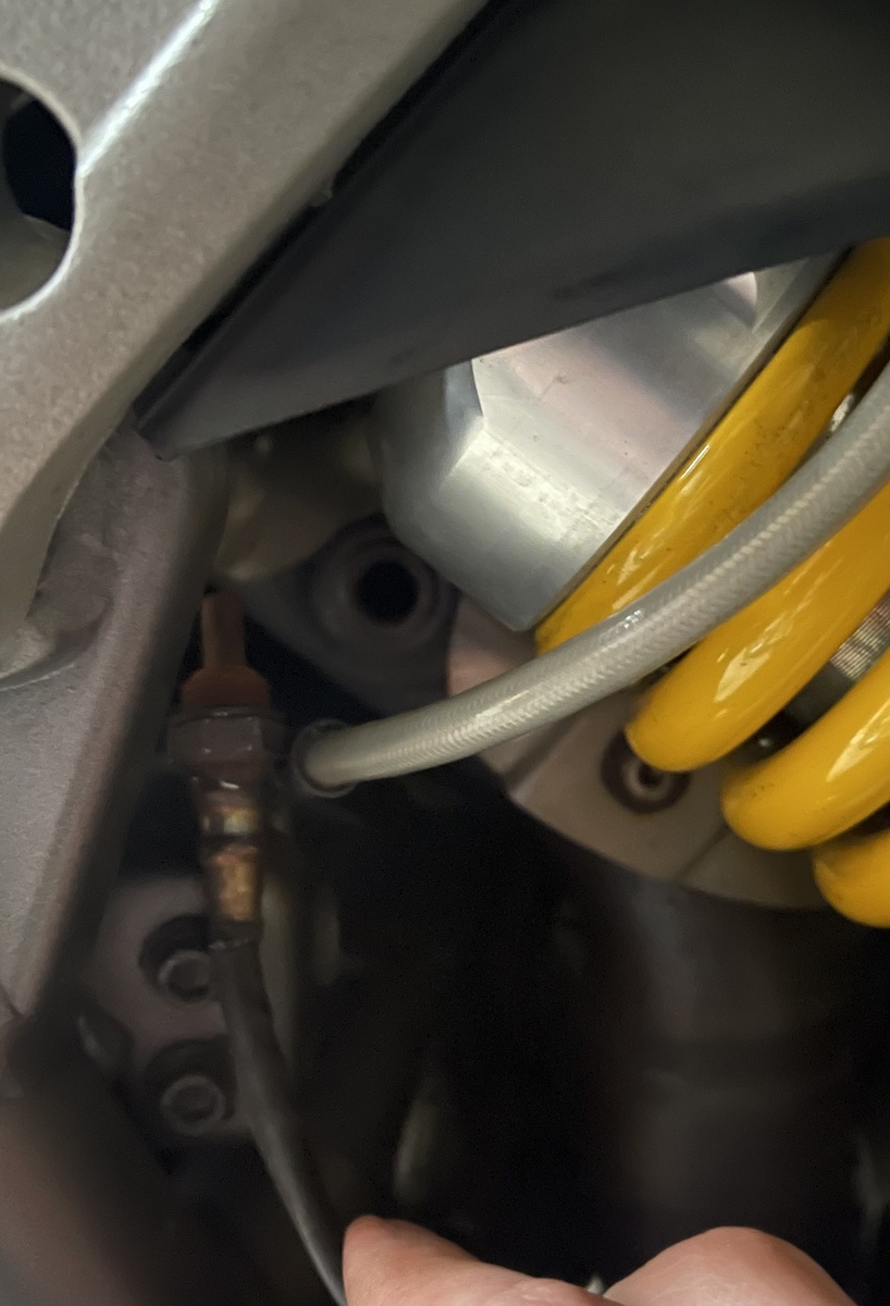 Датчик находится по левой стороне под сиденьем.