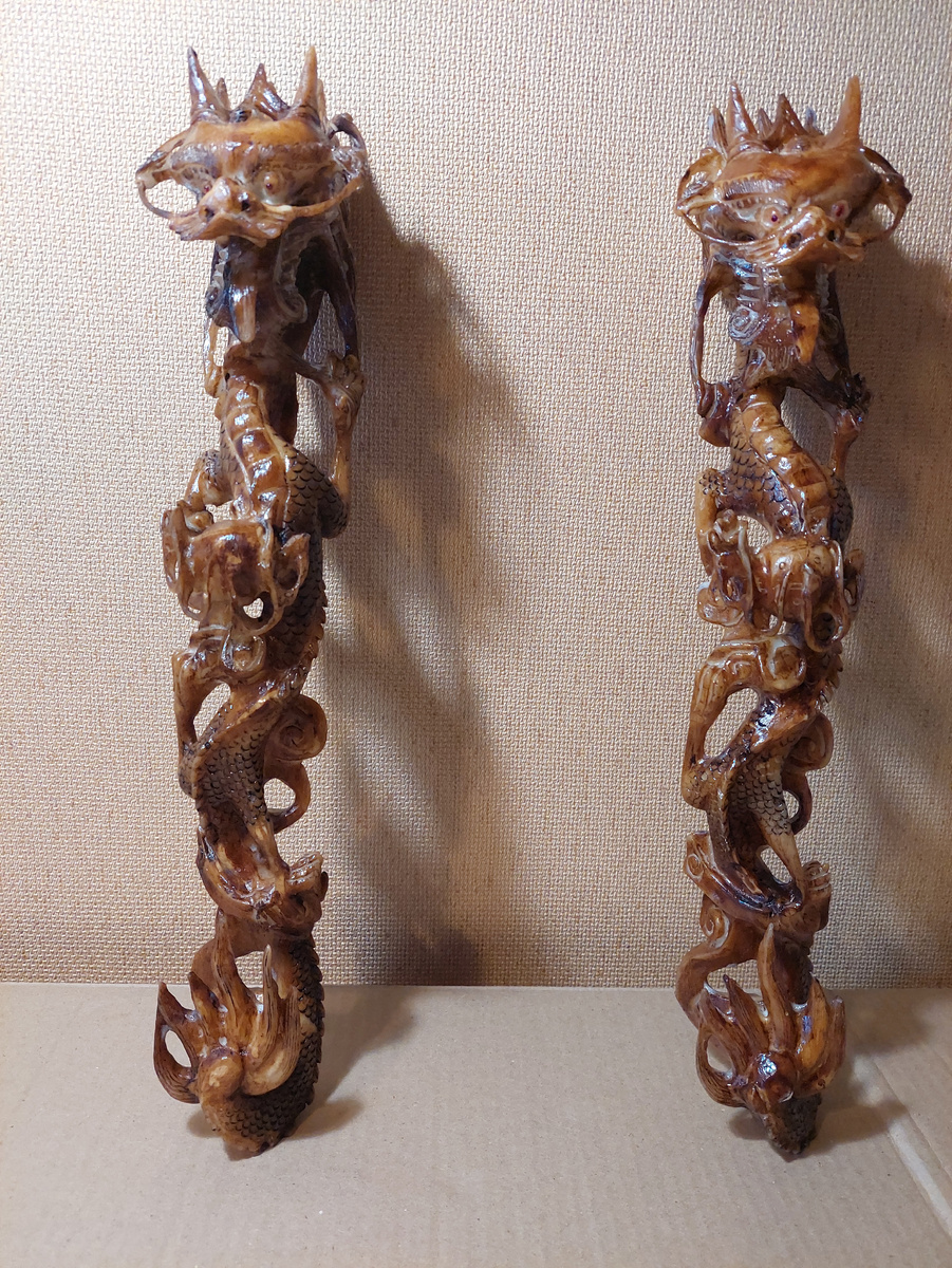 И чудный столб с изгибами дракона.
Хвалили все размеров красоту
И мастера затейную работу
(А.К. Толстой)
