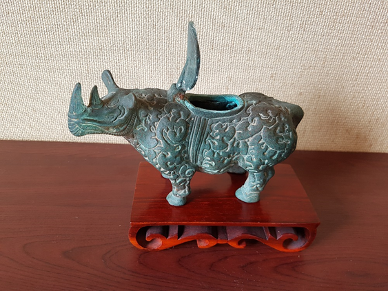 Цзун или Зун - китайский ритуальный бронзовый или керамический сосуд для вина, который использовался в качестве ритуального контейнера для хранения вина в Древнем Китае. Репродукция бронзового ЗУН В ФОРМЕ НОСОРОГА, датируемая 206 годом до н.э.-9 годом н.э.