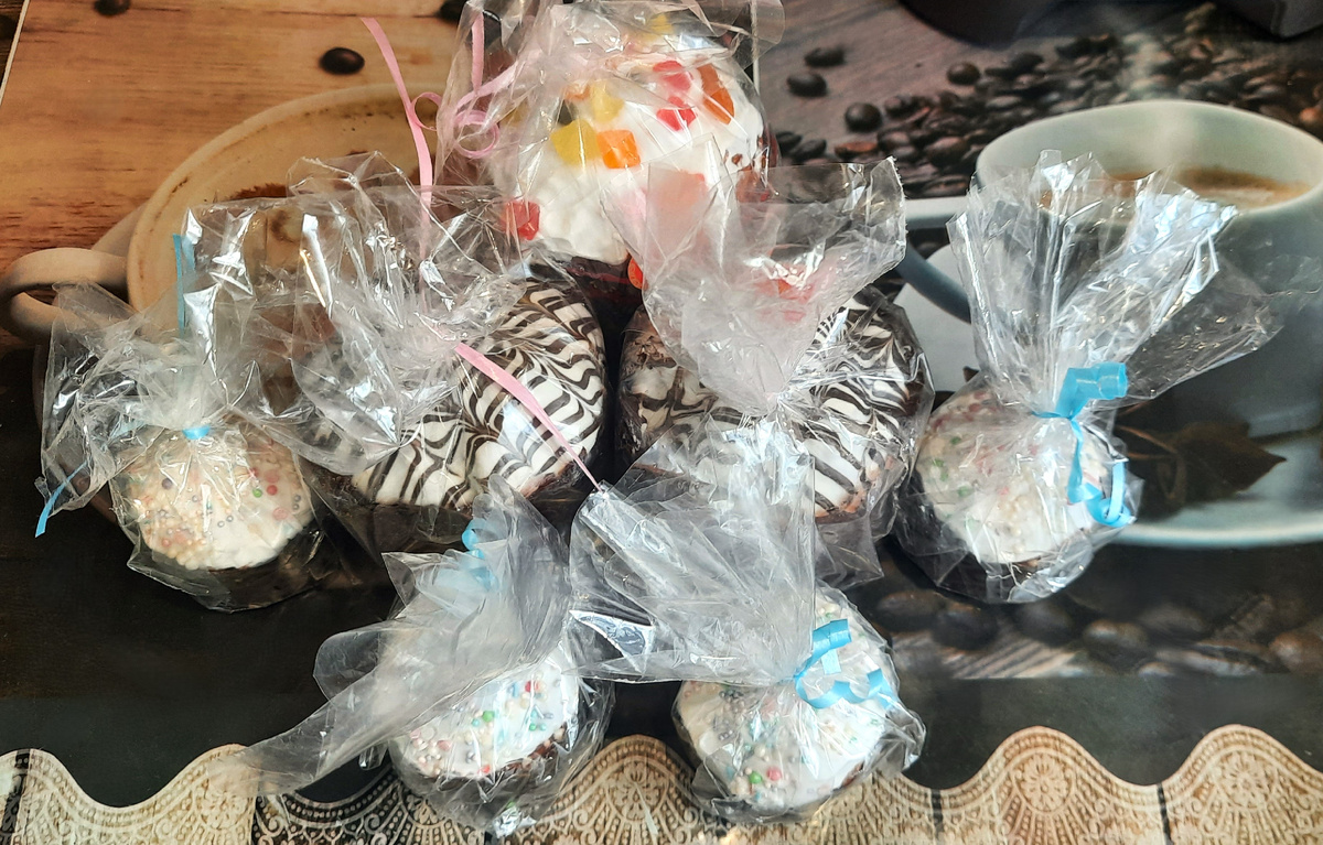 На фото получились крупнее, на деле они чуть меньше