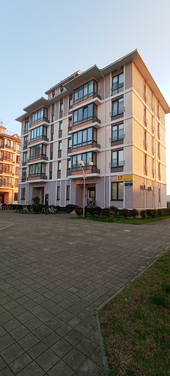    Здесь жили.