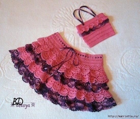 Комплект из юбки и сумки для маленькой модницы.

Описание:

Пряжа - ЯрнАрт Violet, 50г/282м, на юбку ушло чуть больше 2 мотков розовой (это с тем, что вязала несколько образцов узоров, без них наверное влезла бы в 2 мотка) и 1 моток фиолетовой; на сумку - полмотка розовой и остатки фиолетовой. Т.е. на весь комплект - ок. 200г.

Юбка.

Кокетка. Набрать 190 возд.петель, замкнуть в круг и вязать 2 раппорта по высоте по схеме 1. При вязании 3-го по высоте раппорта в ряду ст. б/н равномерно добавить 10 ст. б/н. После 4-го ряда раппорта связать еще 3 ряда ст. б/н.

Основа юбки. Вязать по схеме 4 (ряд столбиков без накида на схеме нарисован для удобства, его не вяжем) - 1 ряд. Во 2-м ряду сделать прибавления в каждый 8-й ст. с/н (принцип добавления - на схеме 4а). Еще 4 ряда без прибавок. В 7-м ряду сделать прибавки в каждый 9-й ст. с/н, в 12-м ряду - в каждый 10-й ст. с/н, в 17-м ряду - в каждый 11-й ст. с/н, в 21-м ряду - в каждый 12-й ст. с/н. Всего связать 24 ряда.

Теперь вяжем 5 оборок (схема 2): по низу кокетки, по низу основы, остальные равномерно по высоте основы.

Верх кокетки обвязать по схеме 5.

Шнурок связать по описанию наборного края из столбиков с накидом.

Сумочка.

Набрать 100 возд.петель, замкнуть в круг, связать 2 ряда ст. б/н, потом вязать по схеме 1 - 5 раппортов + 5 рядов ст. б/н для верхнего края. Обвязать верх сумки по схеме 6. Рюши вязать по схеме 3. Я сделала рюши только на передней стороне сумки (6 фестонов), поэтому схема вязания не по кругу, а туда-обратно. Сшить низ сумки. Ручки - цепочки из 31 пышного столбика.
