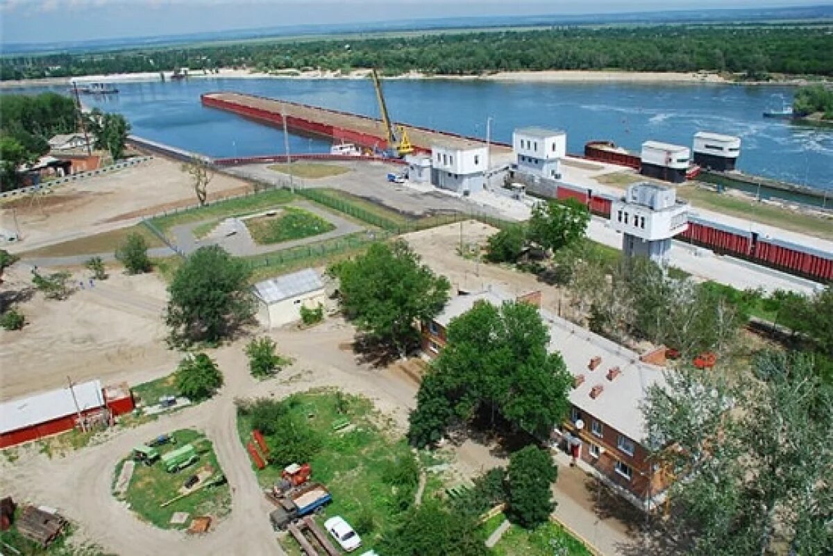    В Ростовской области теплоход врезался в ворота на гидроузле