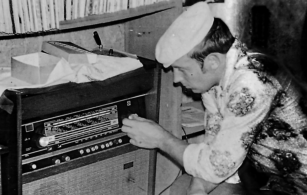 "Деревенский дед" слушает вражьи голоса. Фото середины 1970-ых из личного архива автора.