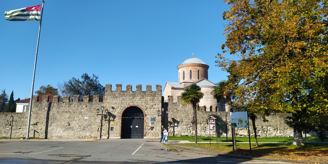 Прогулка по Пицунде. Что здесь можно посмотреть за один день?
