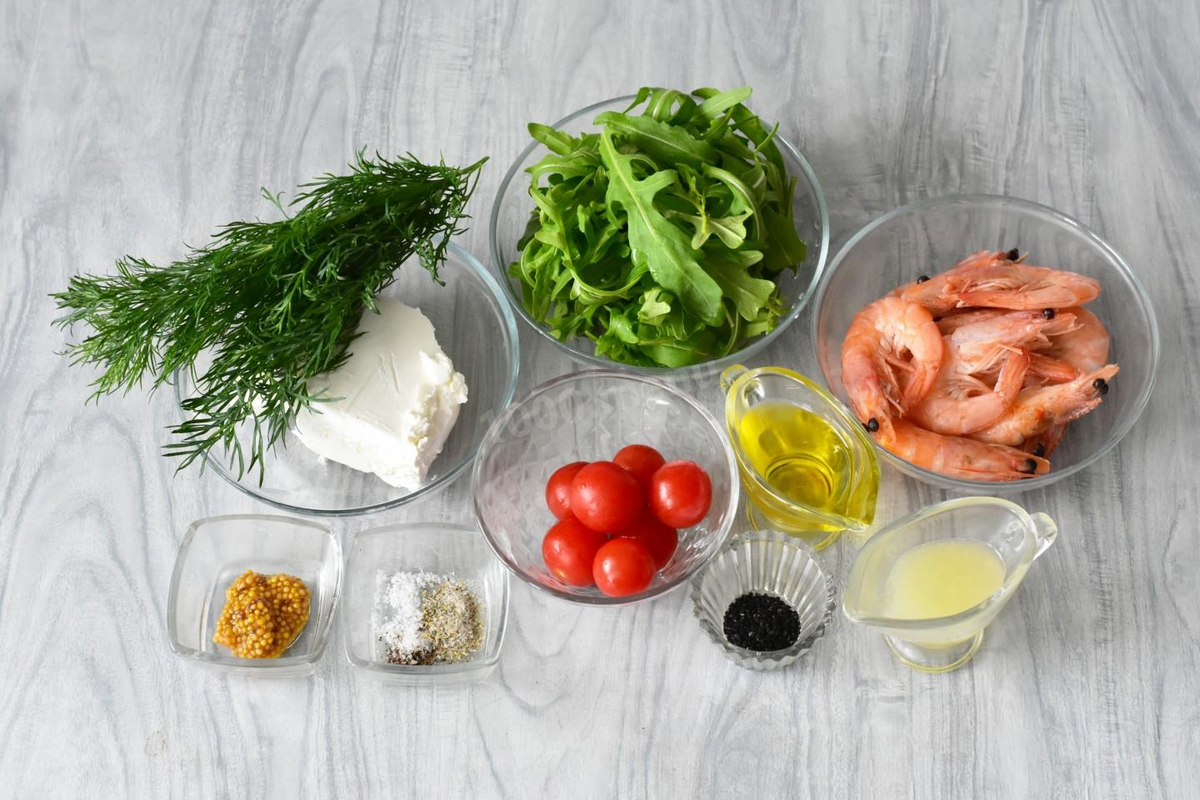 Как сделать салат Рождественский венок с креветками и рукколой? Для начала подготовьте необходимые ингредиенты по списку. Овощную часть можете дополнять или заменять по своему вкусу. Рукколу вымойте и обсушите. Крупные листья порвите руками. Вместо рукколы можете взять другую зелень по вкусу. Хорошо подойдет готовая смесь салатных листьев.