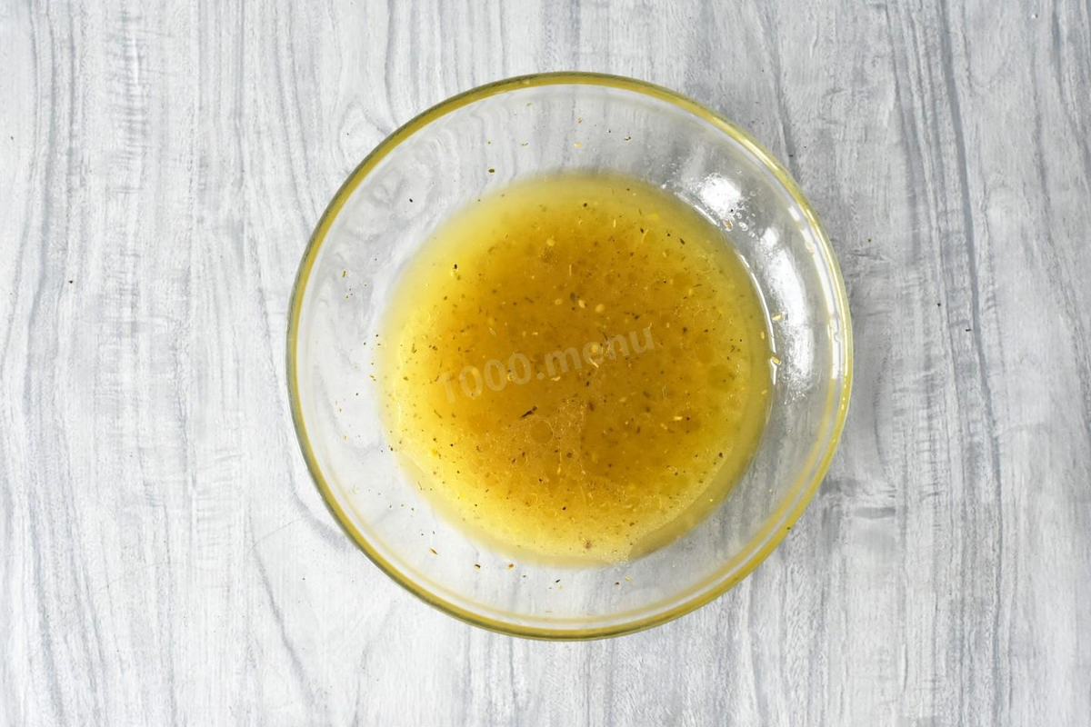 Для начала приготовьте заправку. В мисочке соедините растительное масло, лимонный сок, горчицу, прованские травы, соль и перец. Все взбейте вилкой до однородности. Можете добавить в заправку мед и специи по вкусу.