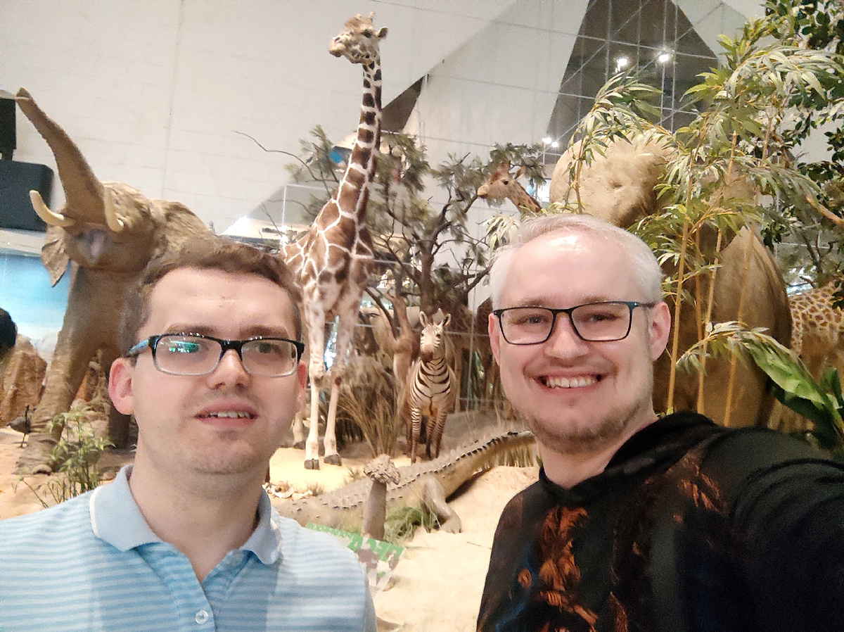 Я с Максимом на фоне экспозиции 