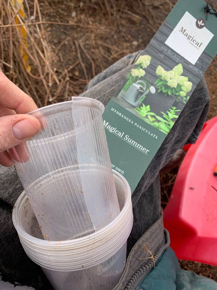 у меня завалялись стаканчики, которыми решил воспользоваться, взял стопку, чтобы было поудобнее и обрезал верхний стаканчик, убрал дно и прорезал по длине