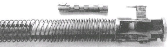 Крупный план левой стороны газоотводного штока и затвора. 
