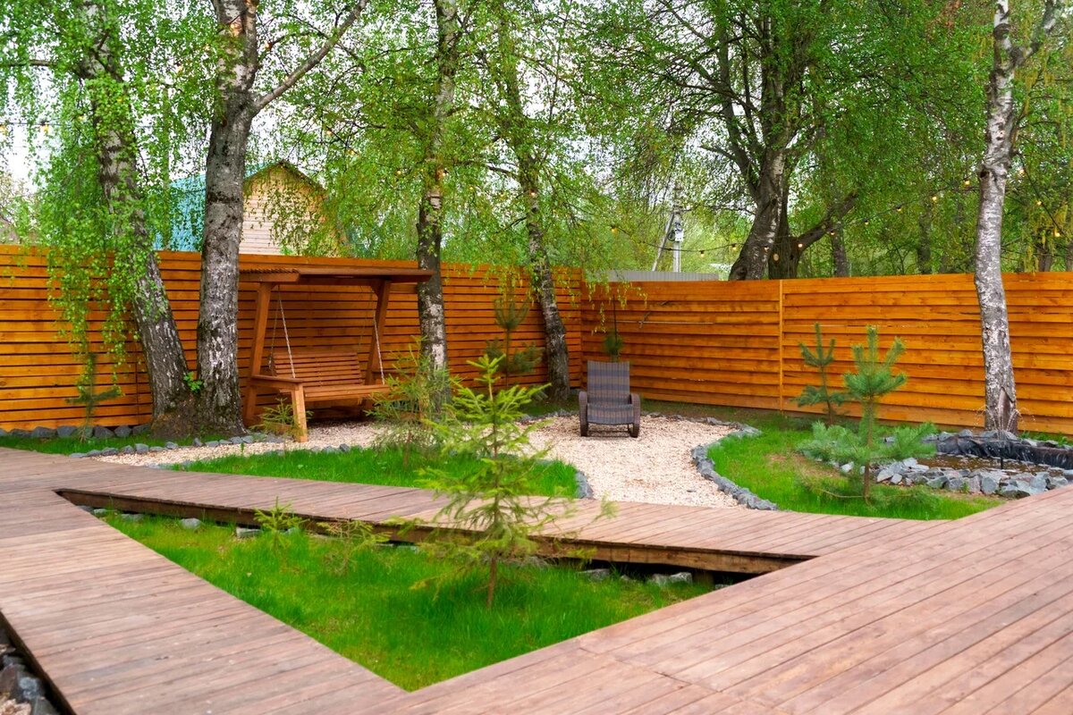 Зона отдыха в доме Изумруд (качели, фантан; справа - мангал, кролики; позади - баня, купель, детская песочница)