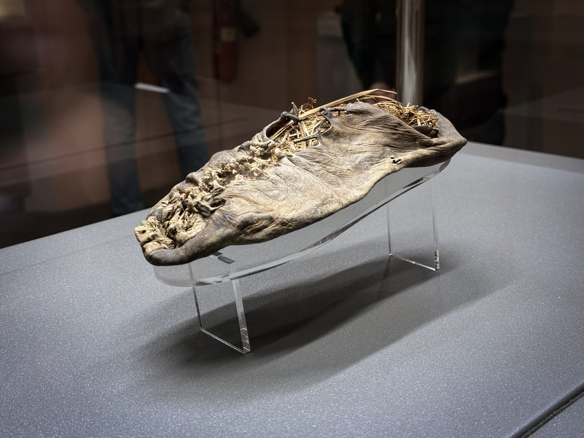 Самая старая кожаная обувь в мире, найденная в пещере Арени. Фото автора