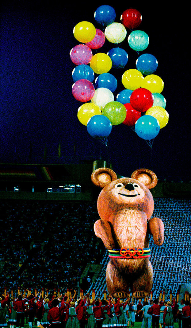 Олимпийский мишка улетает в небо на закрытии Олимпиады-1980 в Москве. Игорь Уткин архив «СЭ»