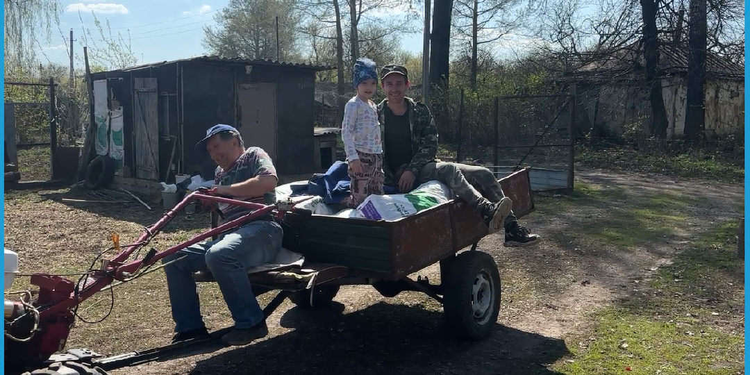 В деревне работа найдётся всегда, а летом особенно, деревенская жизнь в Курской деревне