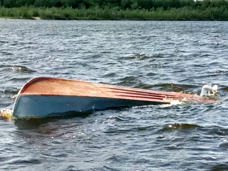 Перевернулись без спасжилетов