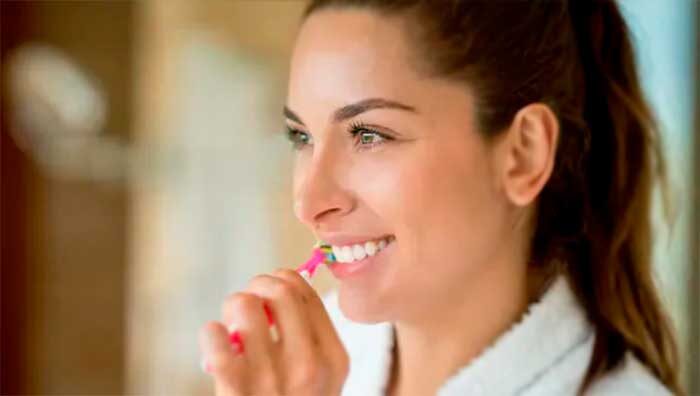 Фторсодержащая зубная паста, в том числе зубная паста с фторидом олова, помогает бороться с кариесом и предотвращать разрушение зубов