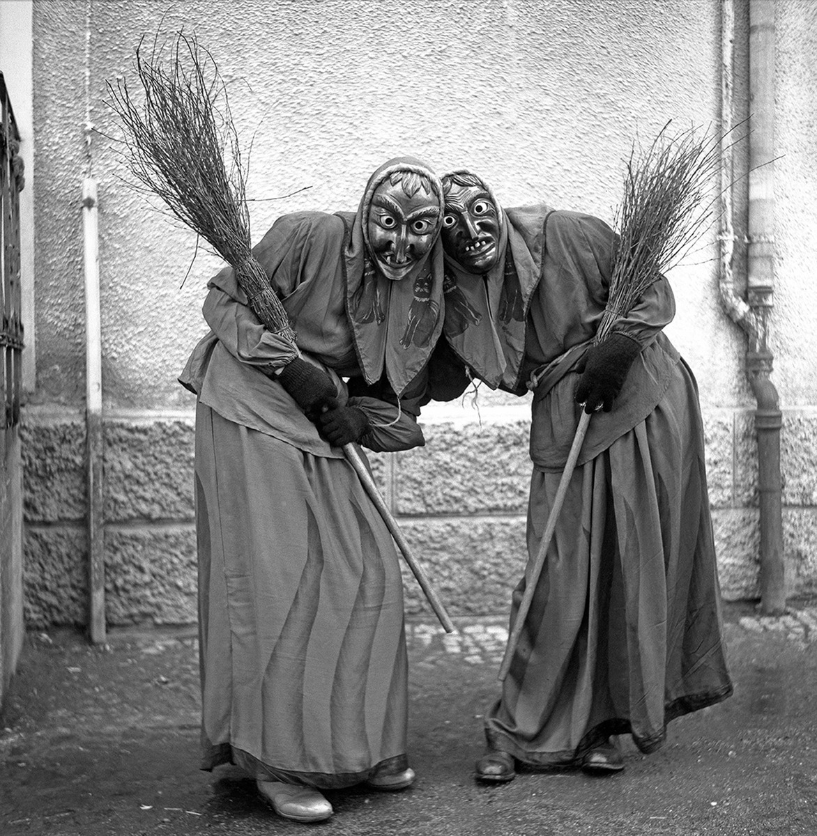 Двое в костюмах ведьм во Фрайбурге, Германия, около 1950 года.