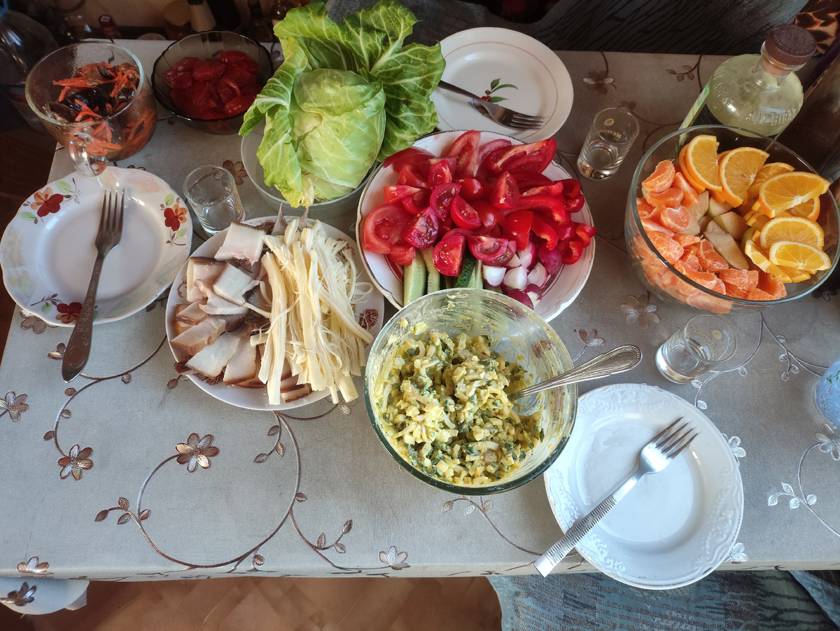 Наш скромный стол на троих.