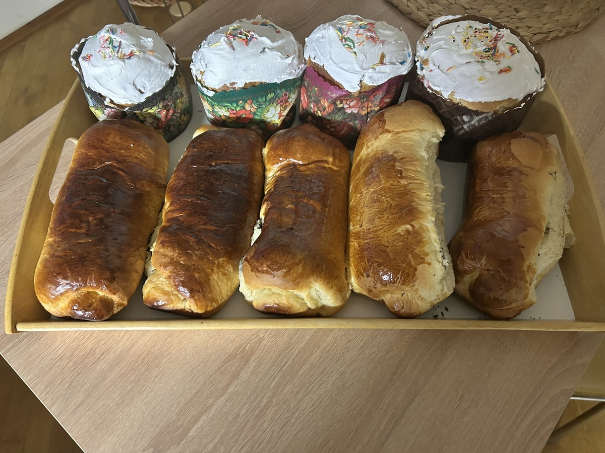 К сожалению Глазурь в этом году не удалась, пока обмазала все куличи, она высохла и посыпка вовсе не держалась сверху, но на вкус это не повлияло.