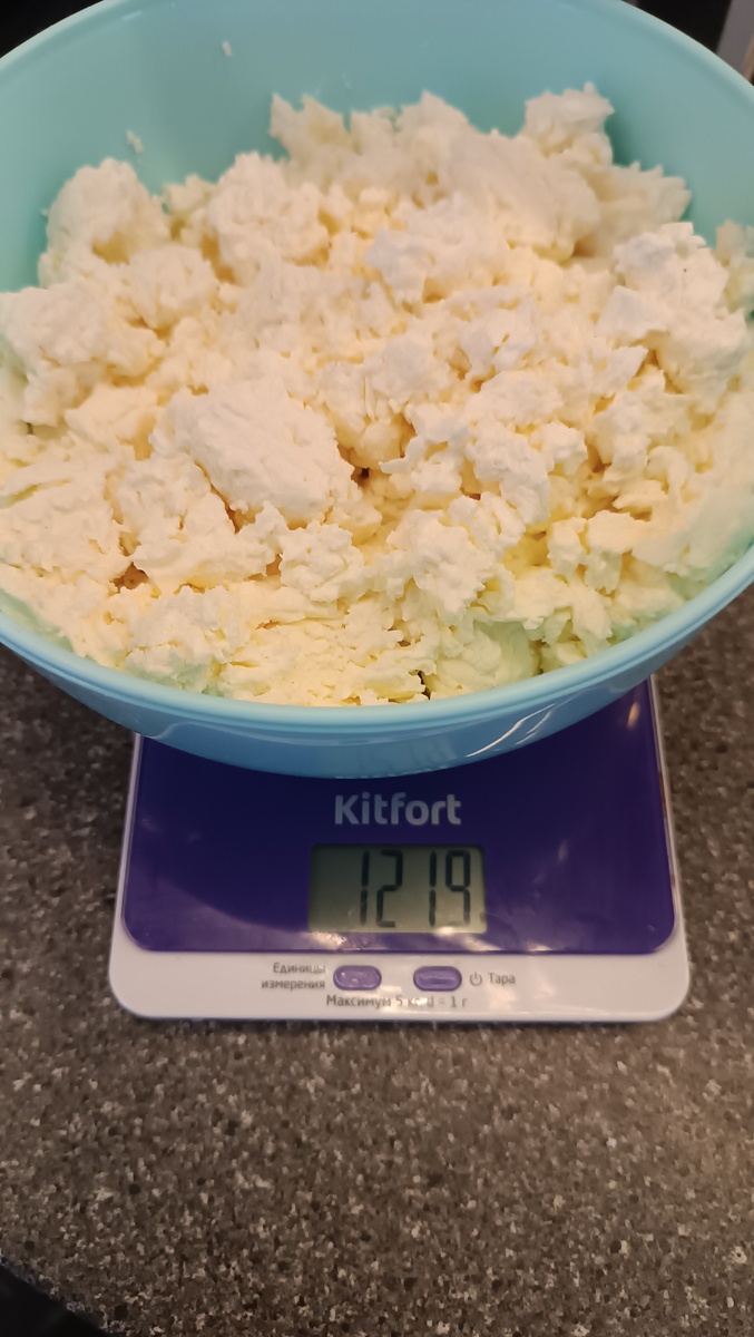 По случаю сын привез коровье домашнее молоко.