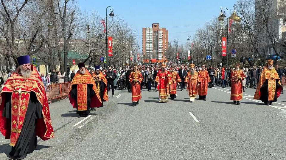     Верующие прошли крестным ходом во Владивостоке и Хабаровске на Пасху РЕН ТВ