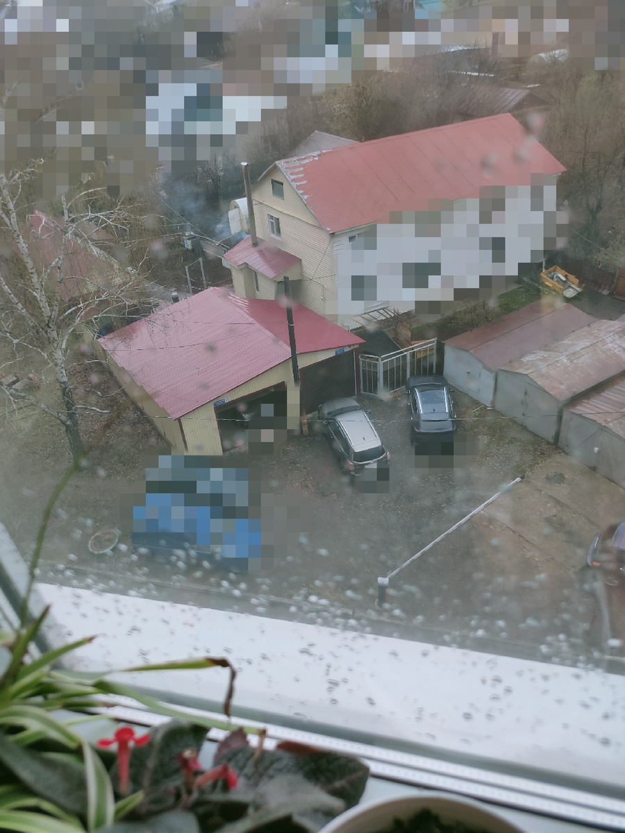 На крыше видно отсутствие краски из-за огня