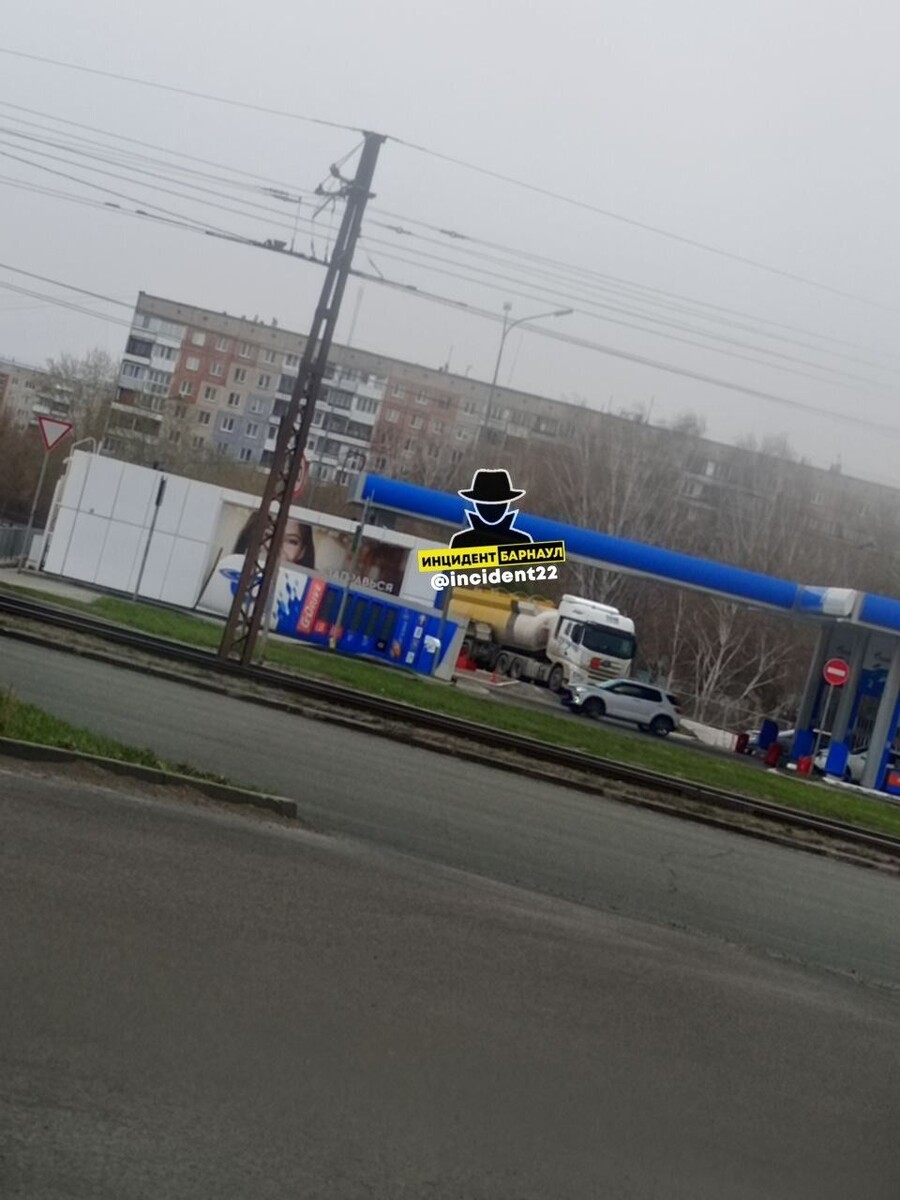    Упавший банер на Малахова. Источник: Инцидент Барнаул