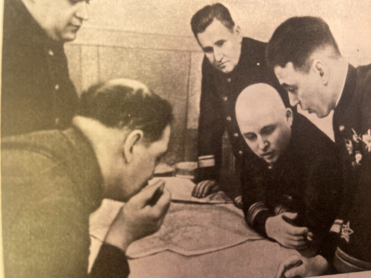 Командование Севастопольского оборонительного района.Справа зам.командующий  ВВС генерал-майор Н.А Остряков.В истории Великой Отечественной войны есть имена, которые сияют ярче звёзд.                                                                                                                                  Одно из них — Николай Алексеевич Остряков, самый молодой генерал авиации СССР, чья жизнь стала символом отваги, новаторства и беззаветной преданности Родине.                                       
 Его имя наводило страх на врага, а талант командующего восхищал даже противников.