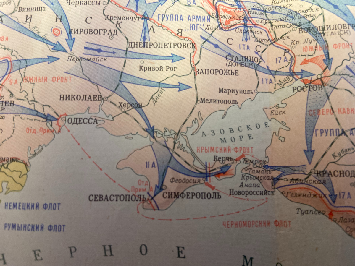 Отрывок  карта военных действий июнь 1941 года -ноябрь 1942 года.                               
   Личный враг Германа Геринга, он бросил вызов самой мощной воздушной армаде мира — люфтваффе — и до последнего вздоха защищал Севастополь.                                                                                           
    Его история — это история человека, который в 30 лет стал легендой, а его подвиги навсегда вписаны в летопись военной славы.