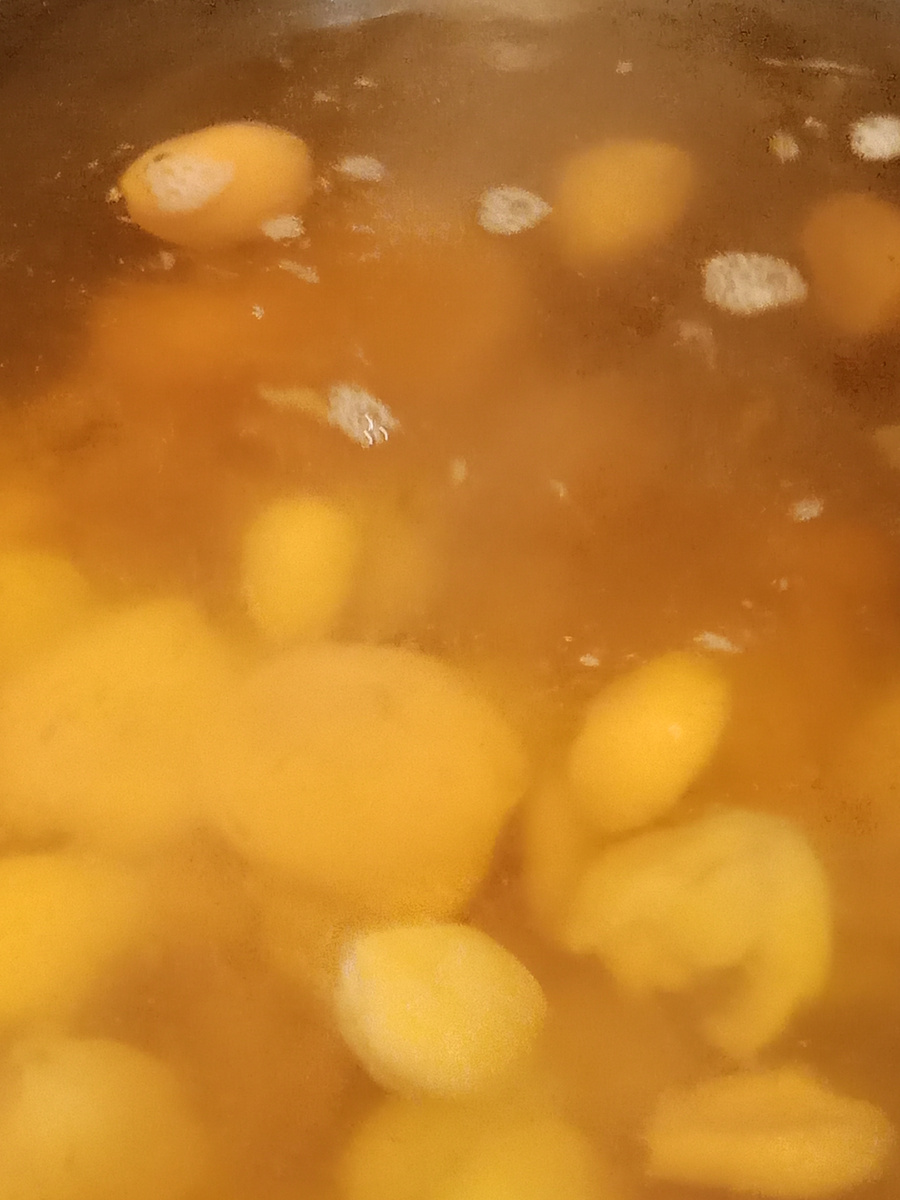 Добрый вечер! Мы сегодня полдня были по делам в городе, а после по магазинам. Ехали мы через улицу Свердлова и как то остановились и решили сходить в хлебный магазин, всем известной фирмы, он находится прямо на территории их завода. Нашему удивлению не было предела. Жаль конечно, что до меня не дошло сфотографировать для вас цены и вы бы тоже сравнили со своими розничными магазинами, насколько они завышены в них. Приведу пример:хлеб росток с семенами у них 39 руб, а в наших магазинах от55-75руб. Мне данный магазин напомнил те самые булочные, которые были в моем детстве, все через прилавок и много народу)))), а самое главное аромат. Мы конечно же прикупили много чего. Девчонки тут же захотели хот доги, гамбургеры, шаурму... Папа не смог им отказать и результат не заставил себя ждать. 