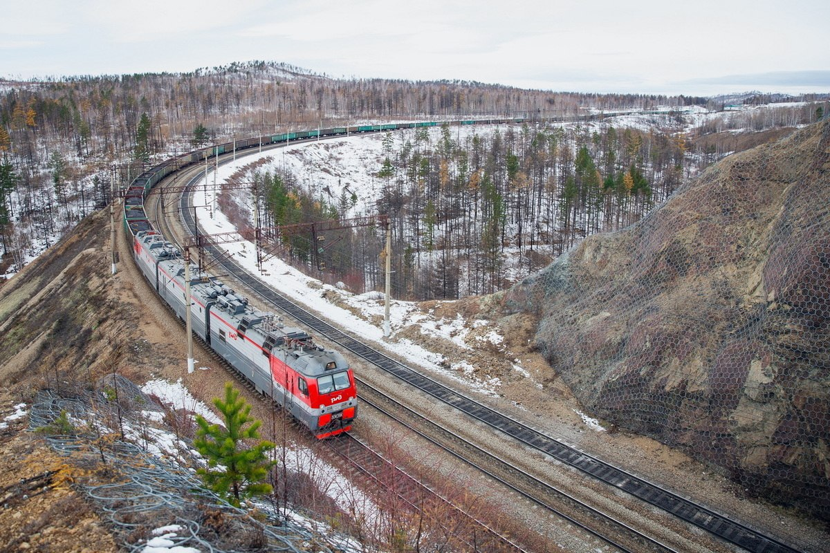 Грузовой состав с электровозом 3ЭС5К «Ермак» на Восточном полигоне. Источник: РЖД