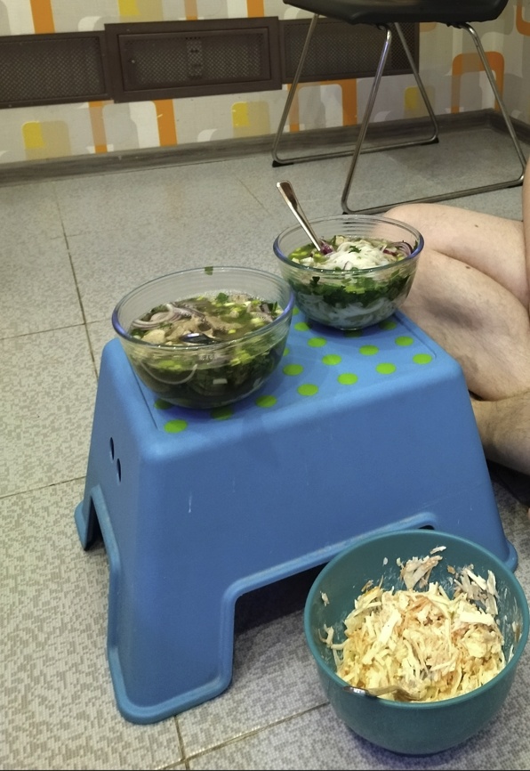 Наш ужин на квартире, когда там уже нет стола. Но еще была посуда! Эти швы в плитке скоро станут снова белыми.