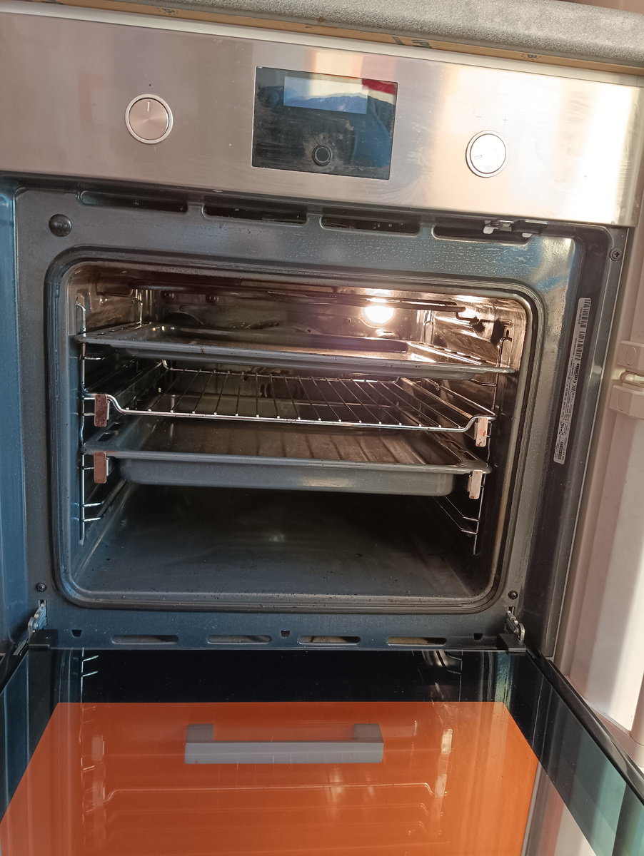 Эта духовка такой чистой была только при покупке - мы мыли абсолютно всё!