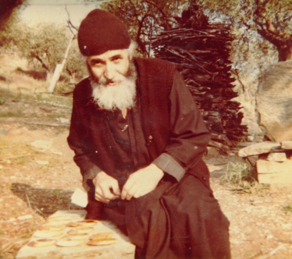 Старец Паисий печет хлеб