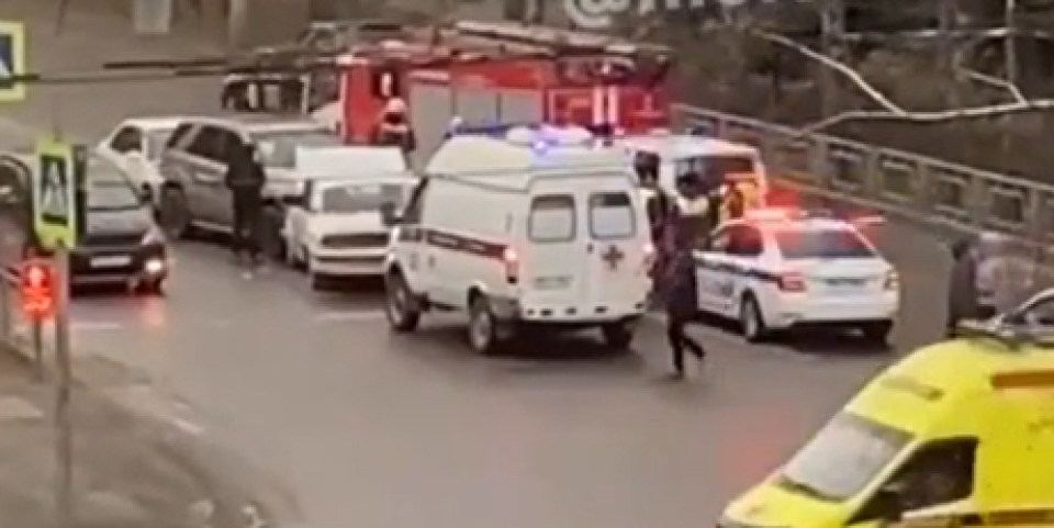    Авария с лобовым столкновением в Барнауле. Источник: Кадр из видео