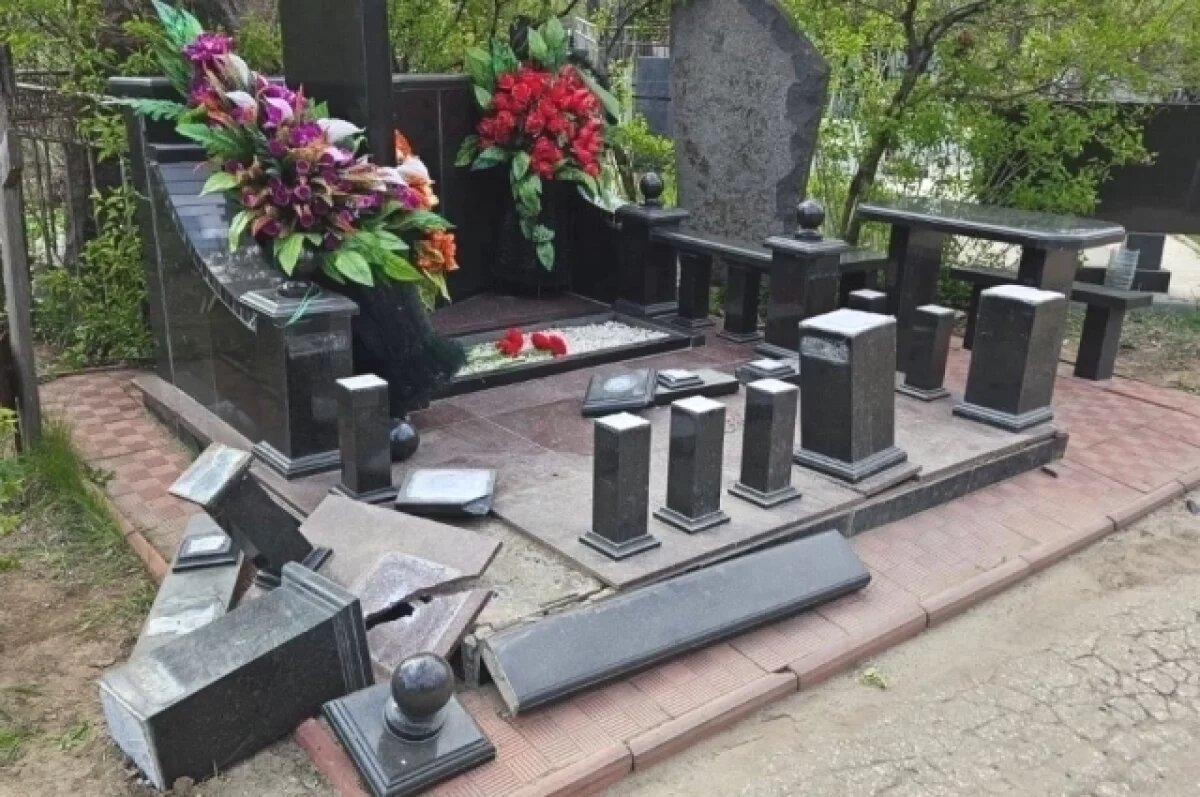    В Волгограде водитель-инвалид снес памятник на кладбище и хотел скрыться