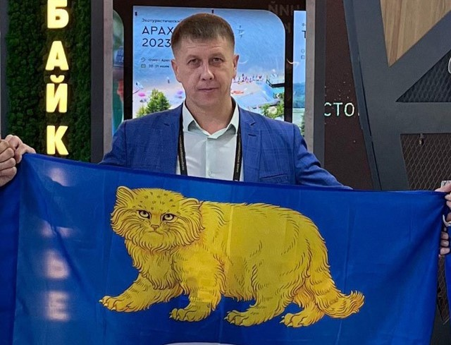 Кот на снимке безусловно симпатичный / Фото: телеграм-канал Закурдаев Алексей / Глава Сретенского района