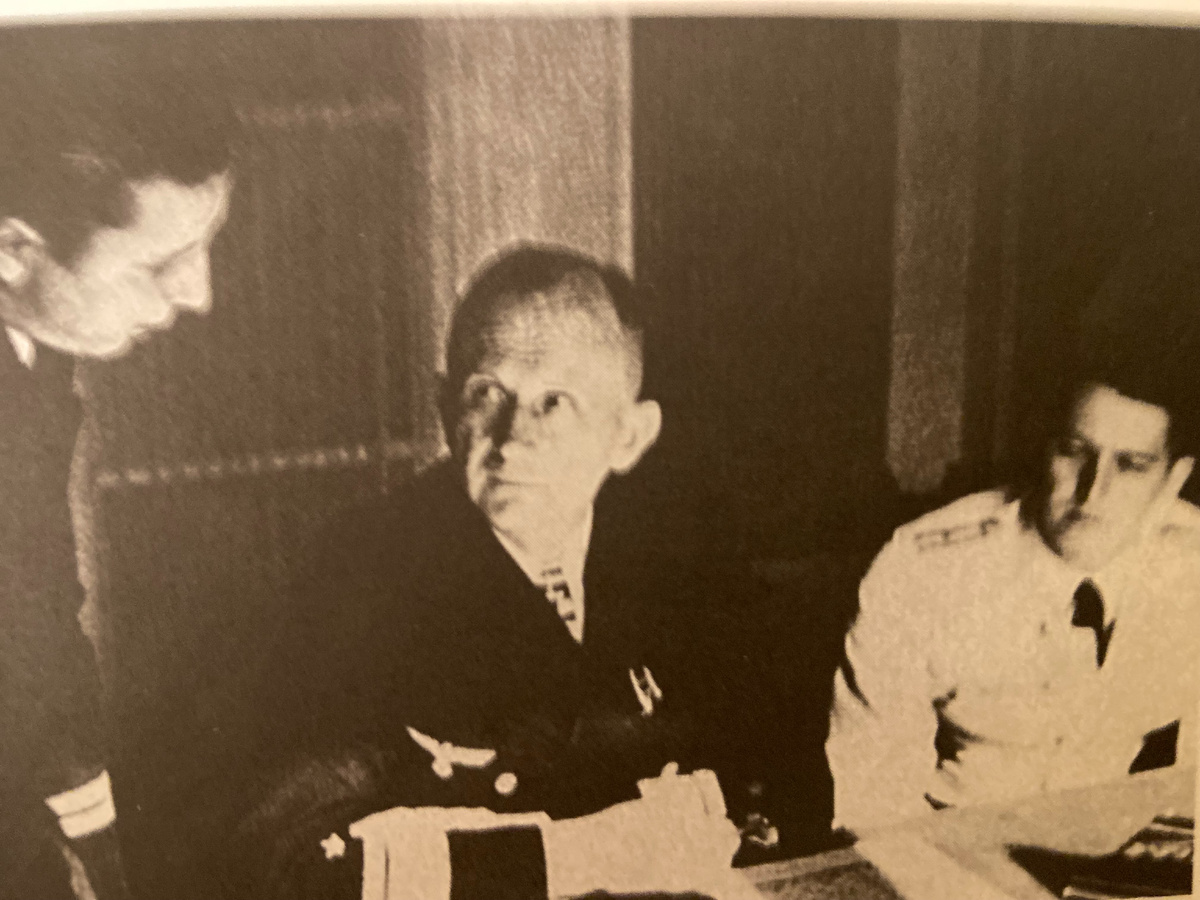 Карл Дениц в штаб-квартире на бульваре Сюше в Париже.                                                                 
  1 октября 1946 года. Нюрнберг.        
 Зал суда замер, когда председатель трибунала начал оглашать приговор человеку, которого Гитлер назвал своим наследником.                                                                                                        Гросс-адмирал Карл Дёниц, командующий подводным флотом Третьего рейха и «последний фюрер» Германии, слушал, не дрогнув. Смерть? Пожизненное заключение?                                      Нет. Всего 10 лет тюрьмы. Рядом с ним на скамье подсудимых Рудольф Гесс нервно кусал губы, Йоахим фон Риббентроп бледнел, а Герман Геринг уже готовился к цианиду. Но Дёниц оставался спокоен. Он знал: его судьба — не просто приговор. Это историческая загадка.