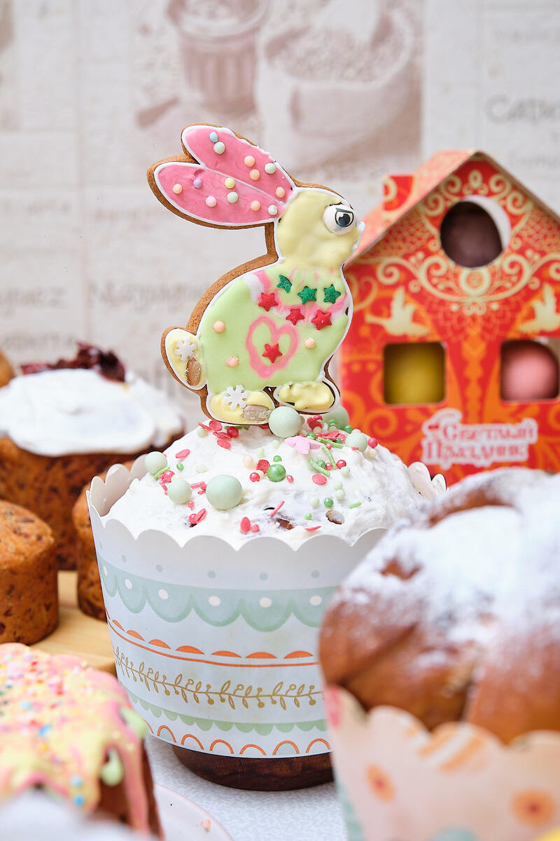 Кулич с пряничным оформлением