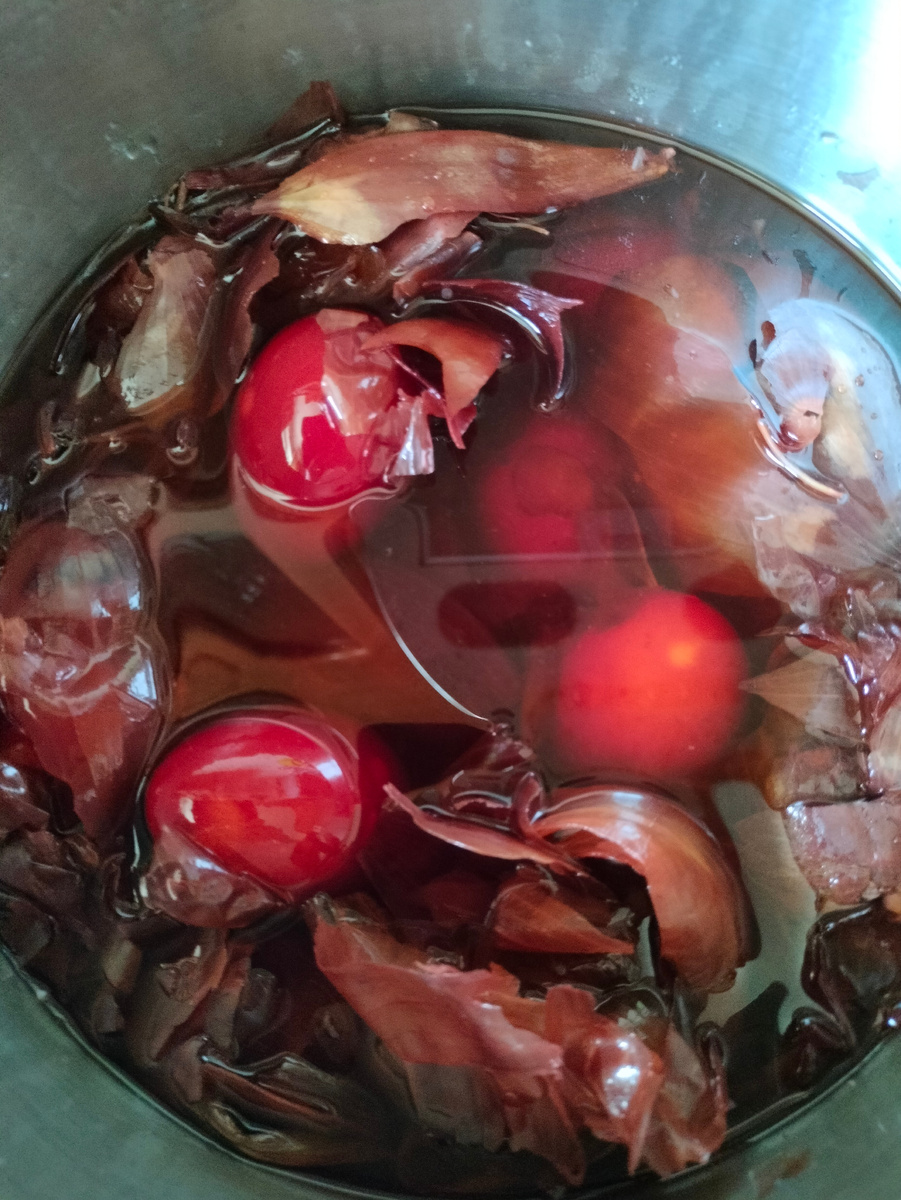 Фото автора. Яйца в луковой шелухе