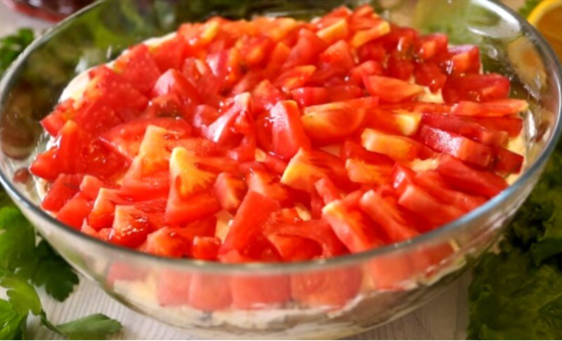 В этот "Чудо" салат с грибами и копченой курицей, мы влюбились всей семьей, как только попробовали